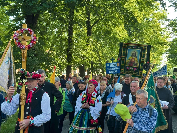  Niektórzy  na wyjście założyli stroje ludowe i specjalnie przygotowane koszulki.