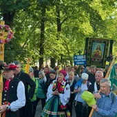  Niektórzy  na wyjście założyli stroje ludowe i specjalnie przygotowane koszulki.