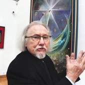 – Sztuka powinna nieść przesłanie duchowe – mówi profesor przy swoim obrazie „Niech stanie się światłość”, wizji stworzenia świata. 
