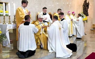 Wyświęcani otrzymali z rąk biskupa patenę z chlebem oraz kielich z winem i wodą na znak, że odtąd będą sprawować Eucharystię. 