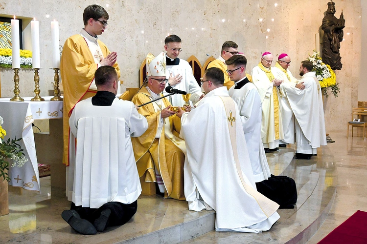 Wyświęcani otrzymali z rąk biskupa patenę z chlebem oraz kielich z winem i wodą na znak, że odtąd będą sprawować Eucharystię. 