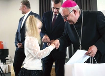  Biskup przybijał „żółwika” z najmłodszymi laureatami konkursu artystycznego.