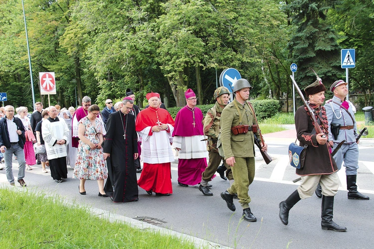 Marsz wdzięczności z legatem papieskim kard. Ladislavem Németem przeszedł tymi samymi ulicami Płocka, którymi  34 lata temu pielgrzymował św. Jan Paweł II.