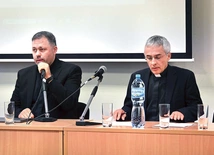 Po wykładach był czas na pytania. Tu ks. Yuriy Shchurko (z lewej) i ks. Rajmund Porada.  