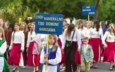 Po oficjalnym otwarciu, chóry w korowodzie przemierzyły ulice miasta, by w kościele św. Anny wziąć udział w inauguracyjnym koncercie. 