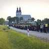  Wejście pątniczek do Starej Błotnicy.