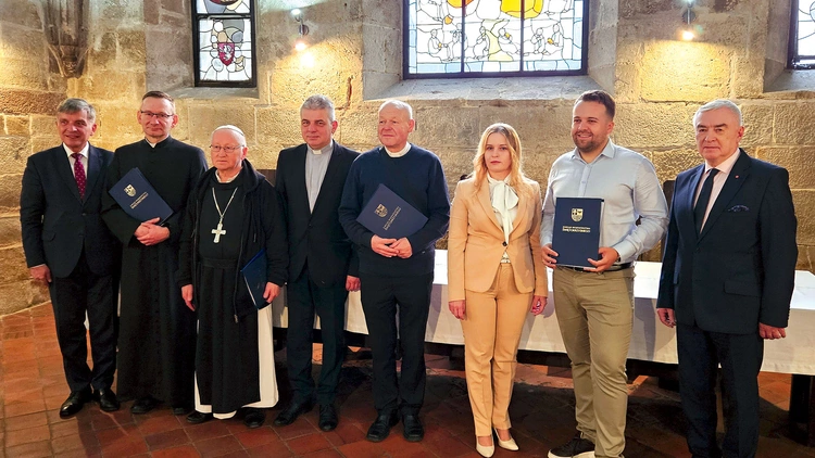  Umowy podpisano w opactwie cysterskim w Wąchocku.