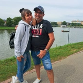 Calogero i Basia razem budują dom bez granic, łącząc dwa światy z uśmiechem i wiarą.