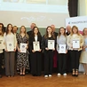 Laureaci z organizatorami, patronami, partnerami i honorowymi gośćmi. W kategorii szkół podstawowych zwyciężyli: Natalia Kafara (I miejsce), Maja Ferfecka (II miejsce), Katarzyna Mazur (III miejsce), Karol Guzik (nagroda abp. Henryka Nowackiego) i Joanna Borysik (nagroda internautów). W kategorii szkół ponadpodstawowych nagrodzeni to: Izabela Janeczek (I miejsce), Lena Janiga (II miejsce), Anna Szczeklik (III miejsce), Dominika Belska (wyróżnienie) i Faustyna Karaś (nagroda internautów). 
