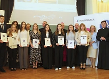 Laureaci z organizatorami, patronami, partnerami i honorowymi gośćmi. W kategorii szkół podstawowych zwyciężyli: Natalia Kafara (I miejsce), Maja Ferfecka (II miejsce), Katarzyna Mazur (III miejsce), Karol Guzik (nagroda abp. Henryka Nowackiego) i Joanna Borysik (nagroda internautów). W kategorii szkół ponadpodstawowych nagrodzeni to: Izabela Janeczek (I miejsce), Lena Janiga (II miejsce), Anna Szczeklik (III miejsce), Dominika Belska (wyróżnienie) i Faustyna Karaś (nagroda internautów). 