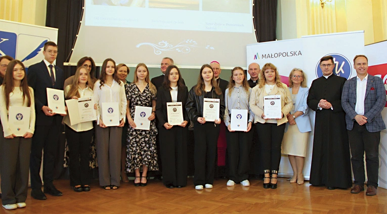 Laureaci z organizatorami, patronami, partnerami i honorowymi gośćmi. W kategorii szkół podstawowych zwyciężyli: Natalia Kafara (I miejsce), Maja Ferfecka (II miejsce), Katarzyna Mazur (III miejsce), Karol Guzik (nagroda abp. Henryka Nowackiego) i Joanna Borysik (nagroda internautów). W kategorii szkół ponadpodstawowych nagrodzeni to: Izabela Janeczek (I miejsce), Lena Janiga (II miejsce), Anna Szczeklik (III miejsce), Dominika Belska (wyróżnienie) i Faustyna Karaś (nagroda internautów). 