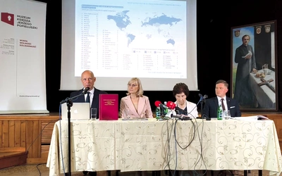 „Świadectwo ks. Popiełuszki, polegające na obronie prostych wartości, jest dziś, jak wskazuje jego kult, niezwykle cenne” – podsumowują autorzy. 