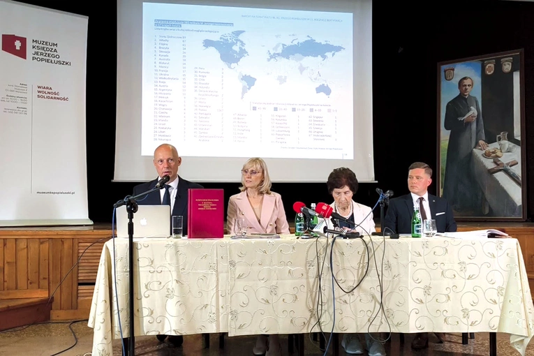„Świadectwo ks. Popiełuszki, polegające na obronie prostych wartości, jest dziś, jak wskazuje jego kult, niezwykle cenne” – podsumowują autorzy. 