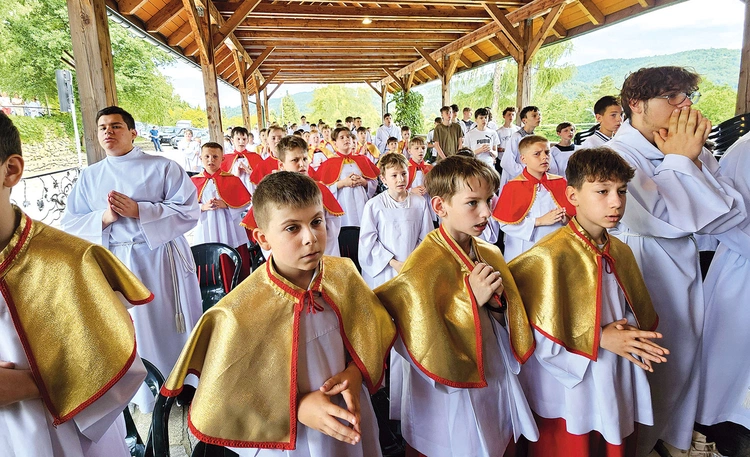 Młodzi służący przy ołtarzu na pasierbieckim zjeździe.