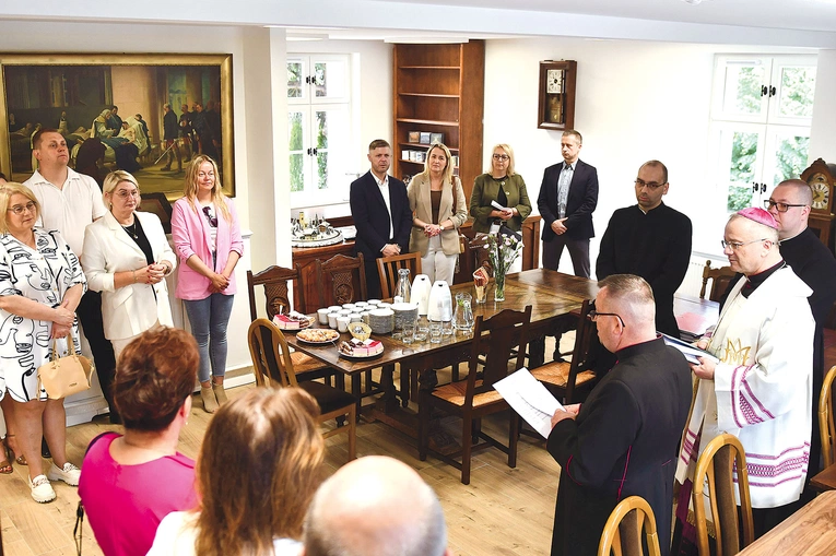 Niegdyś wikarówka, organistówka i dom sióstr – teraz przystań dla parafian i pielgrzymów. – Tu każdy jest mile widziany – podkreślają kapłani i parafianie. 