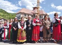 Uczestnicy Mszy św. połączonej z wmurowaniem kamienia węgielnego przynieśli ze sobą krzyże, które trzymali w górze w czasie Credo. To znak, który wiele mówi o ochotniczanach.