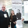 Zosia Gołąb wygrała dekanalny konkurs wiedzy o duszpasterzu. Nagrodę wręczył ks. Wiesław Dzięgiel.