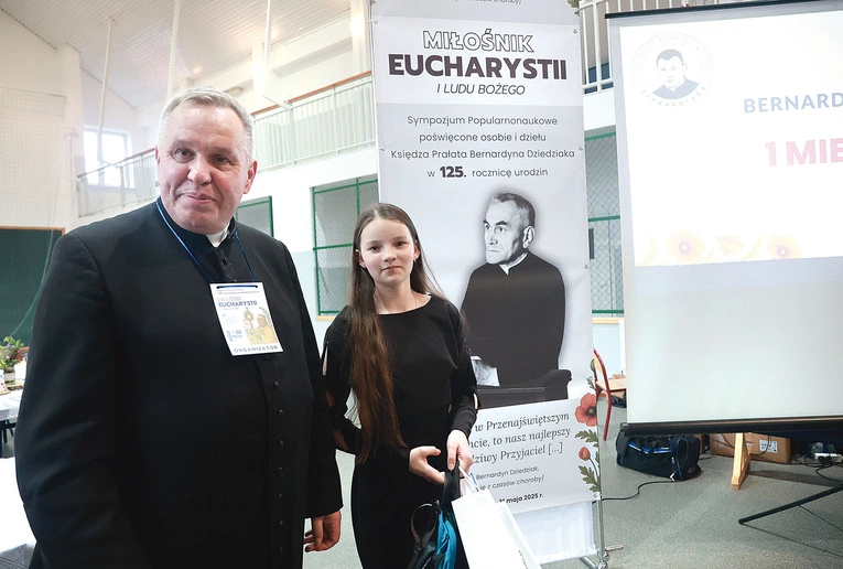 Zosia Gołąb wygrała dekanalny konkurs wiedzy o duszpasterzu. Nagrodę wręczył ks. Wiesław Dzięgiel.