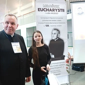 Zosia Gołąb wygrała dekanalny konkurs wiedzy o duszpasterzu. Nagrodę wręczył ks. Wiesław Dzięgiel.