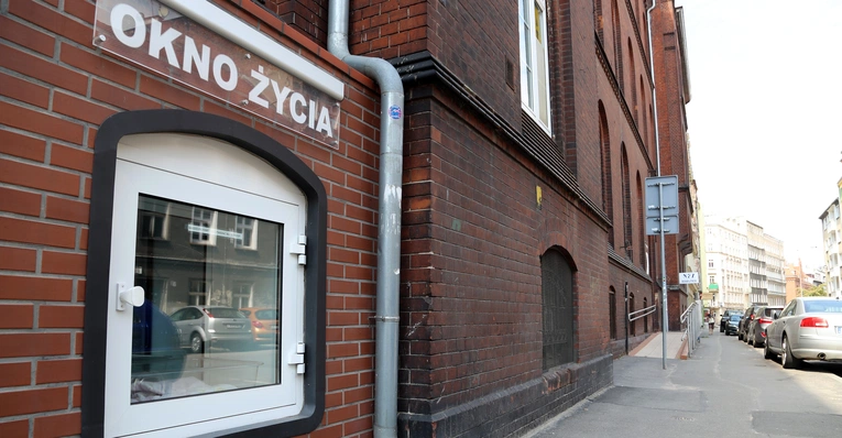 Kolejne dziecko w oknie życia we Wrocławiu! "Leżało przy nim mleko w butelce"