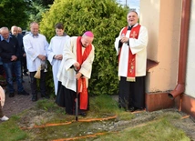 Biskup i proboszcz chwycili za szpadel