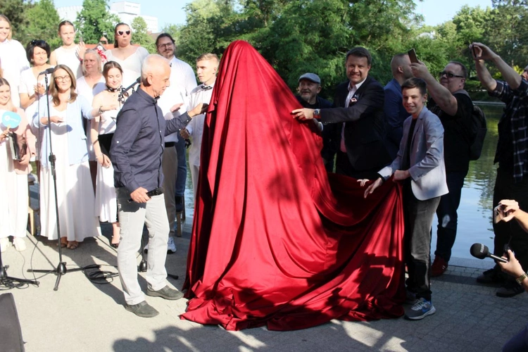 Odsłonięcie rzeźby Ewy Demarczyk nad Stawkiem Zamkowym