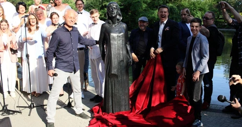 Odsłonięcie rzeźby Ewy Demarczyk nad Stawkiem Zamkowym