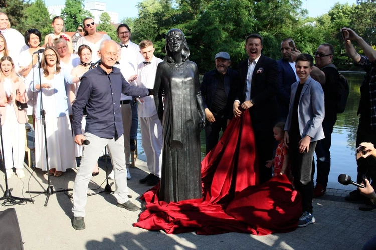 Odsłonięcie rzeźby Ewy Demarczyk nad Stawkiem Zamkowym
