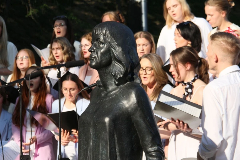 Odsłonięcie rzeźby Ewy Demarczyk nad Stawkiem Zamkowym