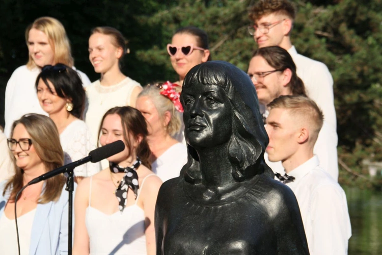 Odsłonięcie rzeźby Ewy Demarczyk nad Stawkiem Zamkowym
