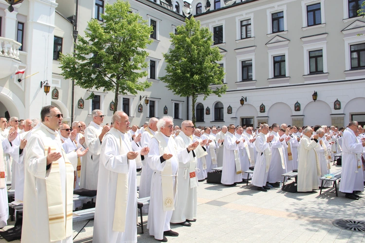 Pielgrzymka tarnowskich kapłanów do Tuchowa