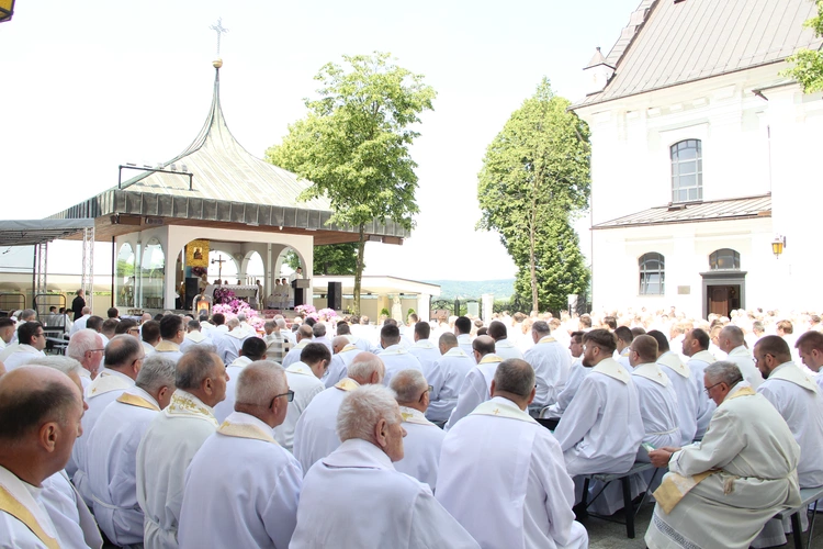 Pielgrzymka tarnowskich kapłanów do Tuchowa