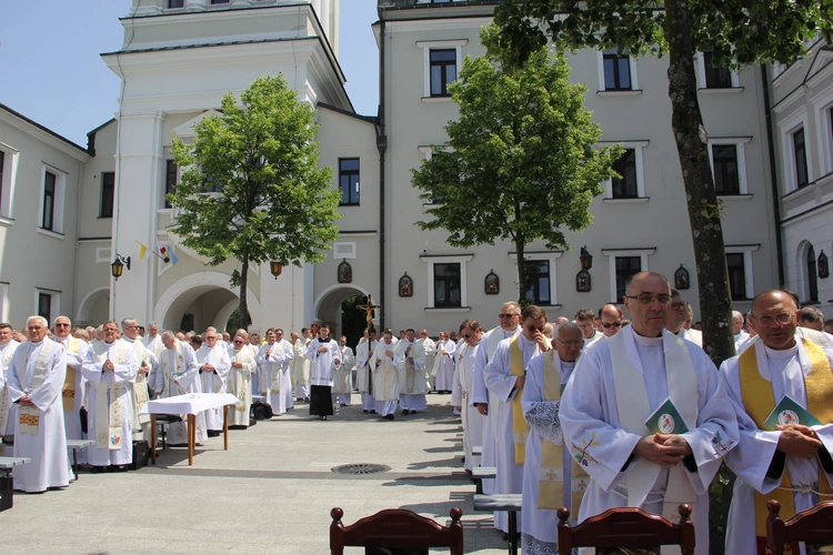 Pielgrzymka tarnowskich kapłanów do Tuchowa