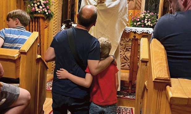 Podczas tych wypraw dzieje się coś więcej, niż tylko zdobywanie górskich szczytów. Rodzice i dzieci spotykają siebie i Pana Boga 