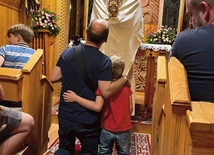 Podczas tych wypraw dzieje się coś więcej, niż tylko zdobywanie górskich szczytów. Rodzice i dzieci spotykają siebie i Pana Boga 