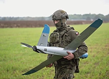 Dron waży zaledwie 5 kg  i może go przenosić  jeden człowiek 
