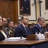 Pete Hegseth (w środku)