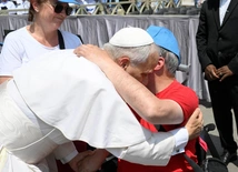 Papież Leon z chorymi i niepełnosprawnymi