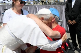 Papież Leon z chorymi i niepełnosprawnymi