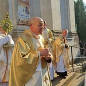 W procesji eucharystycznej monstrancję niósł ks. inf. Stanisław Pindera, relikwiarz - ks. Stanisław Rożej.
