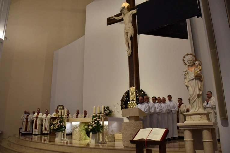 Promocja nowych nadzwyczajnych szafarzy Komunii Świętej 