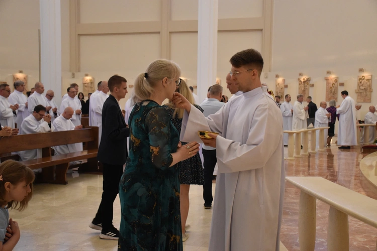 Promocja nowych nadzwyczajnych szafarzy Komunii Świętej 