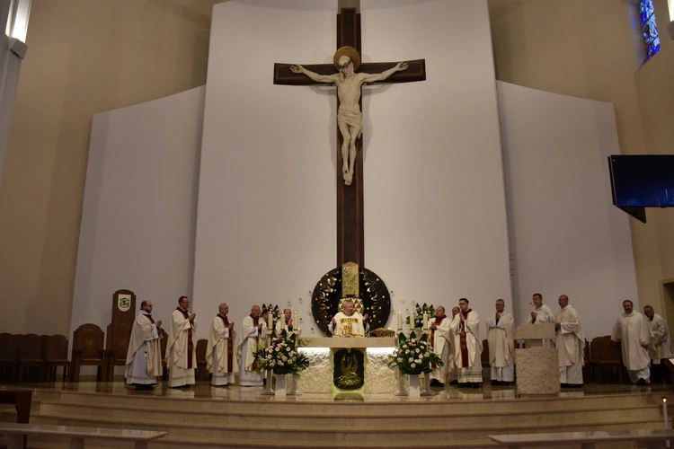 Promocja nowych nadzwyczajnych szafarzy Komunii Świętej 