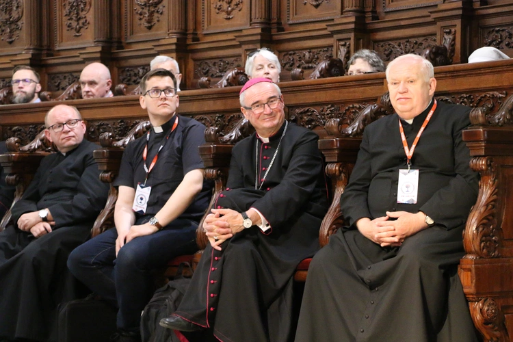 Płock. XII Ogólnopolska Pielgrzymka Nadzwyczajnych Szafarzy Komunii Świętej - cz.I