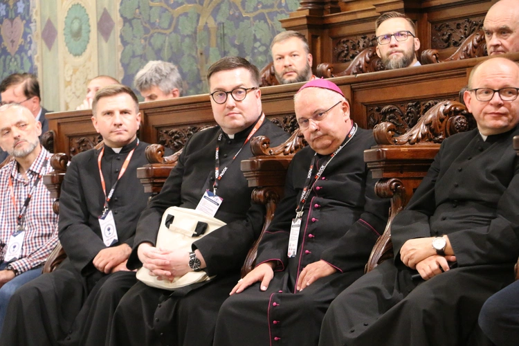 Płock. XII Ogólnopolska Pielgrzymka Nadzwyczajnych Szafarzy Komunii Świętej - cz.I