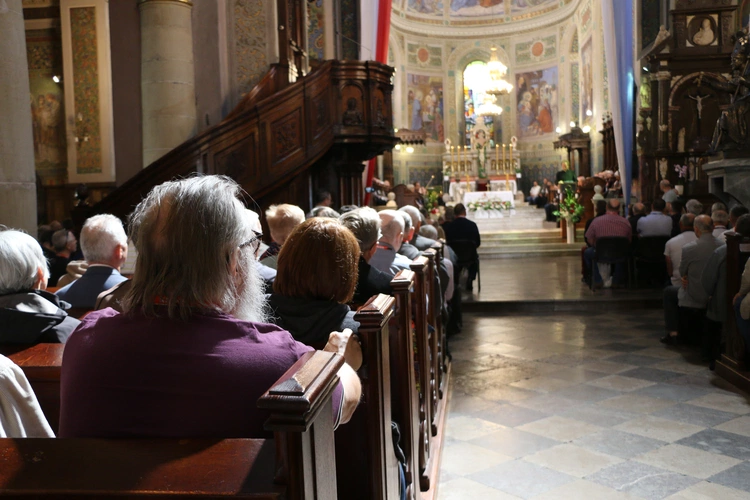 Płock. XII Ogólnopolska Pielgrzymka Nadzwyczajnych Szafarzy Komunii Świętej - cz.I
