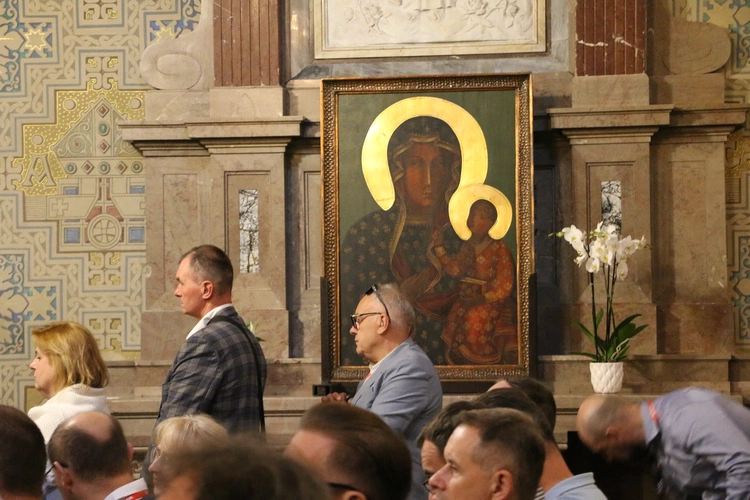 Płock. XII Ogólnopolska Pielgrzymka Nadzwyczajnych Szafarzy Komunii Świętej - cz.I