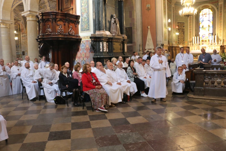 Płock. XII Ogólnopolska Pielgrzymka Nadzwyczajnych Szafarzy Komunii Świętej - cz.II