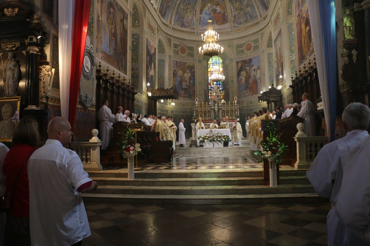 Płock. XII Ogólnopolska Pielgrzymka Nadzwyczajnych Szafarzy Komunii Świętej - cz.II