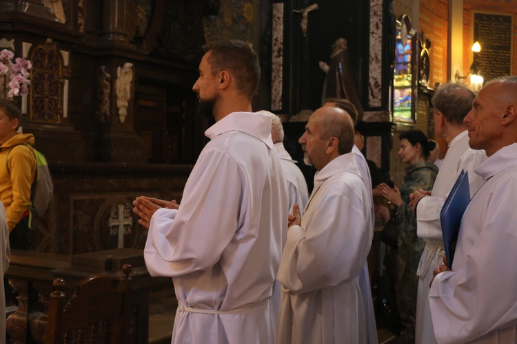 Płock. XII Ogólnopolska Pielgrzymka Nadzwyczajnych Szafarzy Komunii Świętej - cz.II